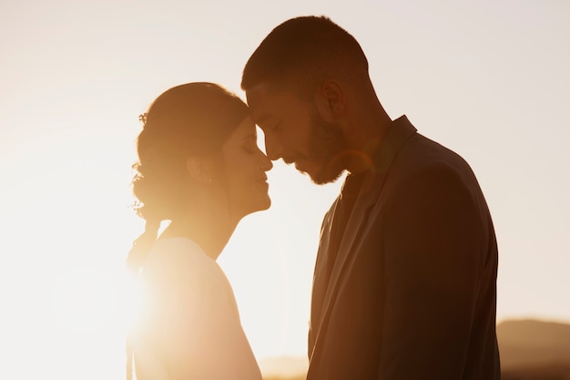 Vue latérale couple romantique posant à l'extérieur