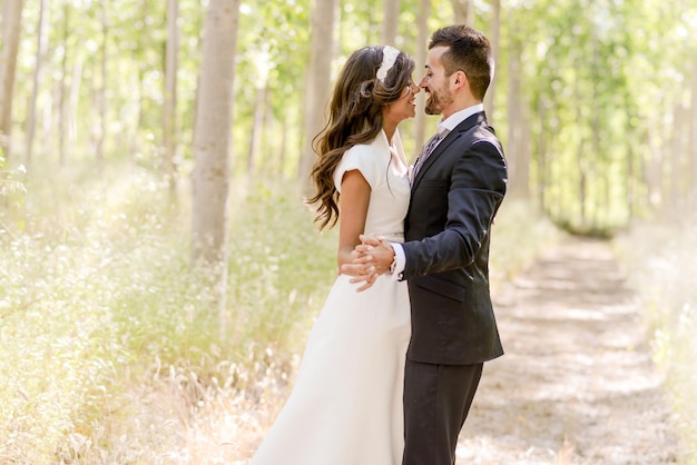 Vue latérale d'un couple s'embrassant sur le chemin
