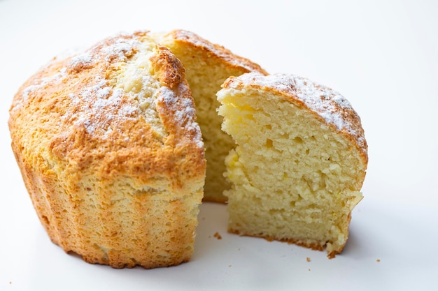 Vue latérale d'un cupcake fraîchement cuit avec un morceau coupé sur fond blanc Produits de boulangerie