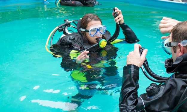 Photo vue latérale de deux personnes dans l'eau