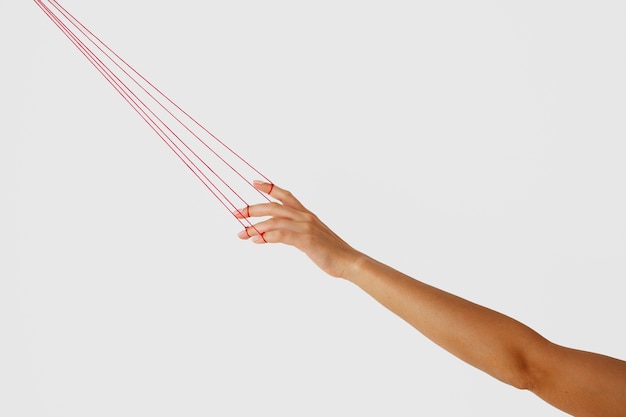 Photo vue latérale du bras de femme avec fil rouge