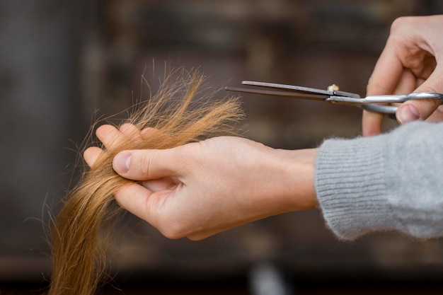 Vue latérale du coiffeur coupe les cheveux