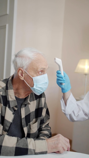 Vue latérale du médecin examinant le patient à la clinique