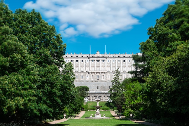 Vue latérale du Palais Royal de Madrid vu depuis les jardins du Campo del Moro