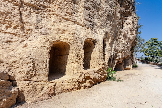 Vue latérale du panthéon wisigoth historique creusé dans les rochers de Montefrio, Grenade