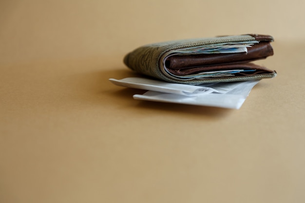 Vue latérale du portefeuille avec de l'argent et des chèques de caisse du magasin