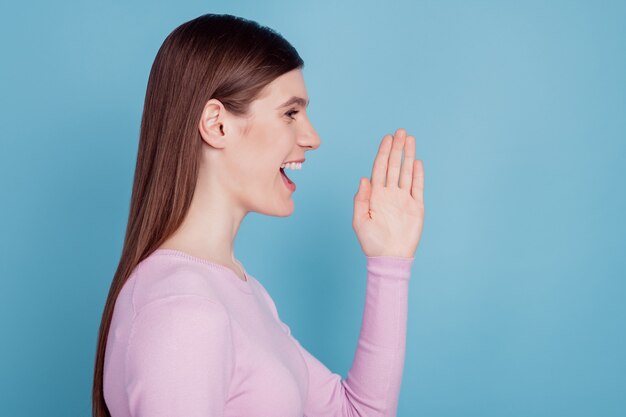 Vue latérale du profil portrait d'elle elle belle jolie fille dire talk news annonce isolée sur fond de couleur bleu