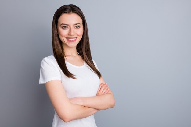 Vue latérale du profil portrait de jolie fille séduisante bras croisés