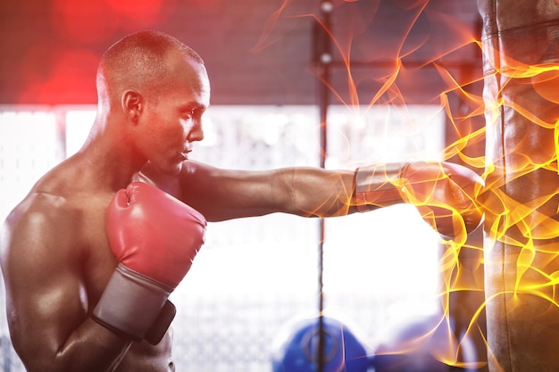 Vue latérale du sac de boxe boxeur masculin