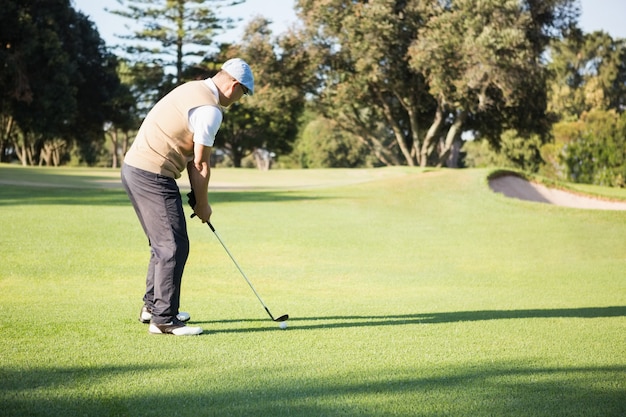 Vue latérale du sportif jouant au golf