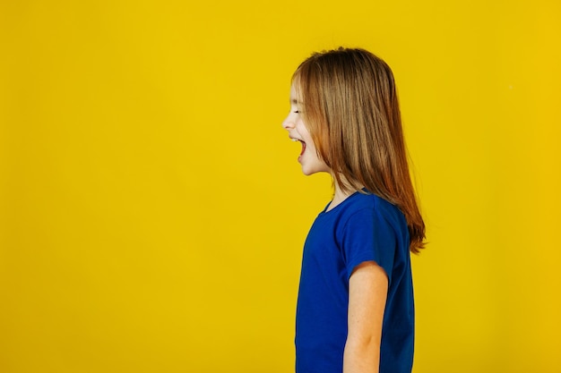 Vue latérale d'un enfant criant fort portrait d'une petite fille choquée en colère et émotive bouleversée s...