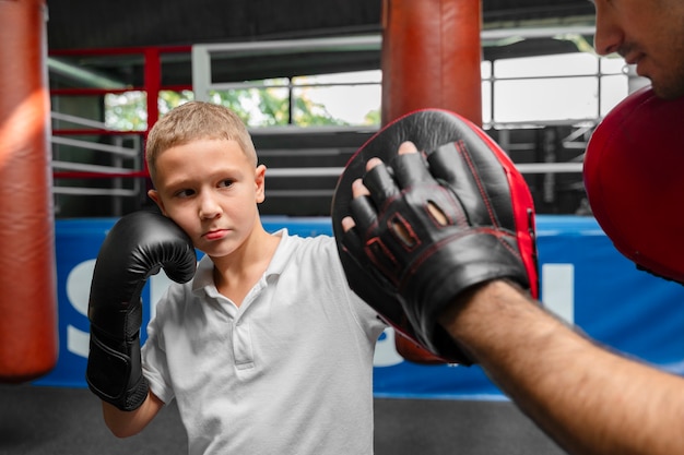 Photo vue latérale, enfant, pratiquer, boxe