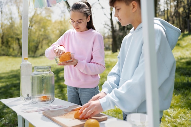 Vue latérale des enfants faisant de la limonade