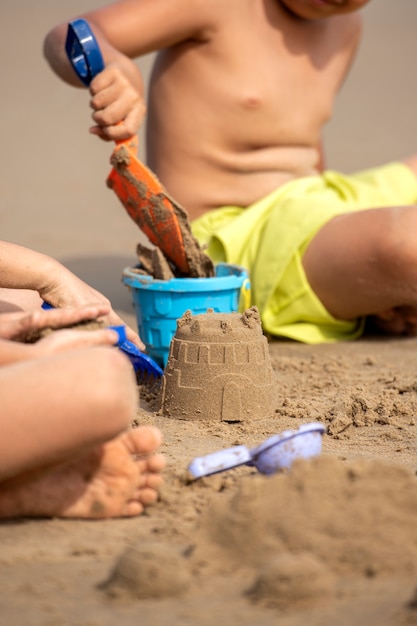 Vue latérale des enfants jouant avec du sable