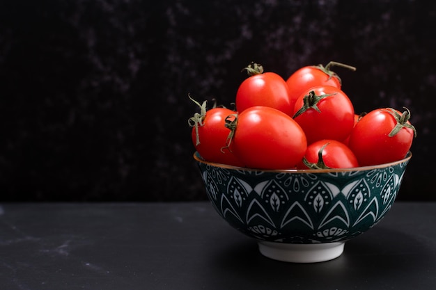 Vue latérale d'un ensemble de tomates cerises dans un récipient