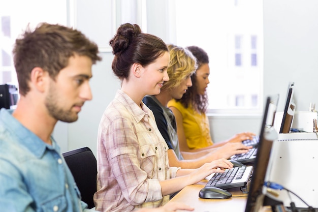 Vue latérale des étudiants en cours d&#39;informatique