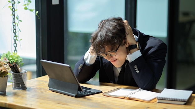 Vue latérale d'une femme d'affaires utilisant un ordinateur portable au bureau