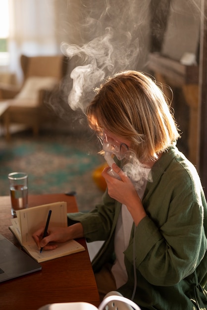 Vue latérale femme à l'aide d'un nébuliseur