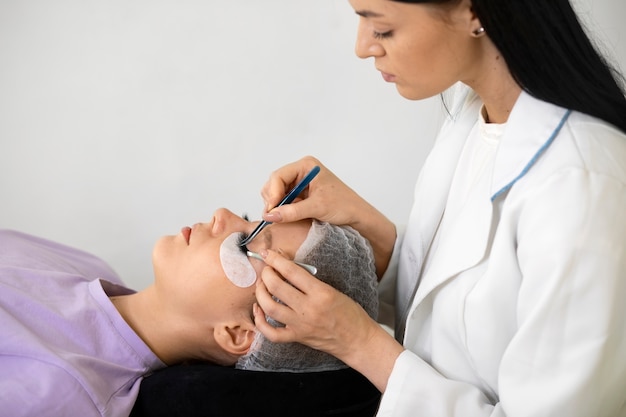 Photo vue latérale femme au rendez-vous de beauté