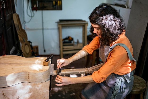 Photo vue latérale de la femme au travail