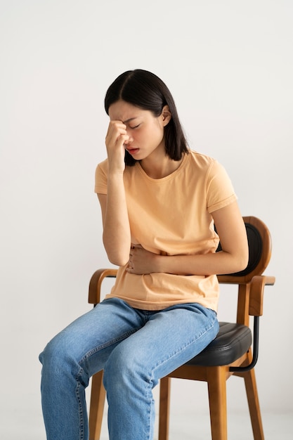 Photo vue latérale femme aux prises avec le syndrome de l'imposteur