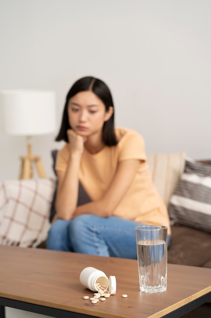 Photo vue latérale femme aux prises avec le syndrome de l'imposteur