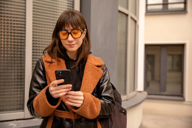 Vue latérale d'une femme caucasienne regardant le téléphone