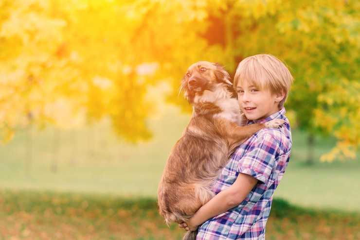 Photo vue latérale d'une femme avec un chien sur le champ