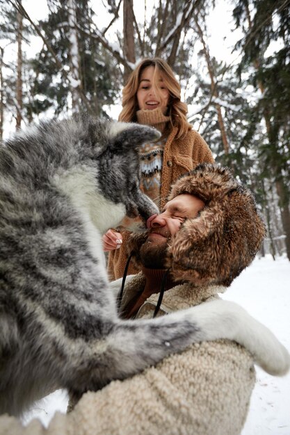 Photo vue latérale d'une femme avec un chien