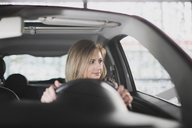 Vue latérale d'une femme dans une voiture