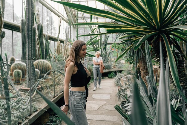 Photo vue latérale d'une femme debout contre des plantes