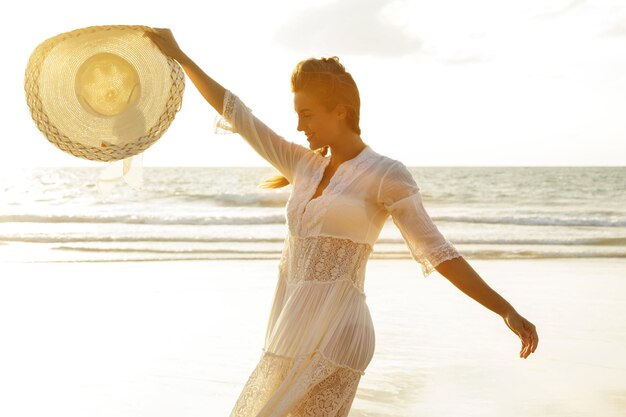 Photo vue latérale d'une femme debout sur la plage