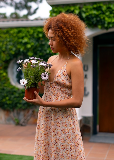 Vue latérale femme décorant la maison