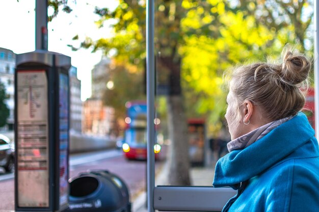 Photo vue latérale d'une femme détournant son regard dans la ville