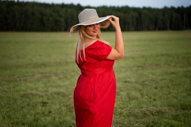 Photo vue latérale d'une femme enceinte passant du temps à l'extérieur