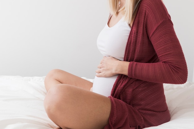 Photo vue latérale d'une femme enceinte