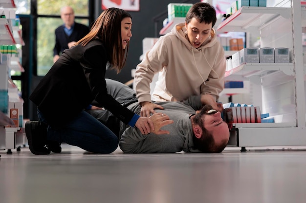 Vue latérale d'une femme faisant de l'exercice au gymnase