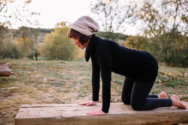 Photo vue latérale d'une femme faisant de l'exercice sur un banc.