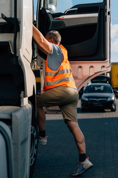 Photo vue latérale d'une femme faisant de l'exercice dans une voiture