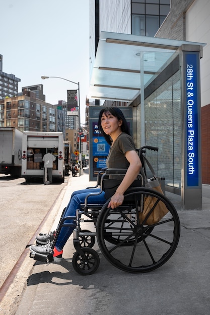 Vue latérale femme en fauteuil roulant