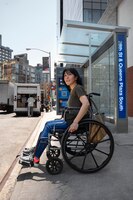 Photo vue latérale femme en fauteuil roulant