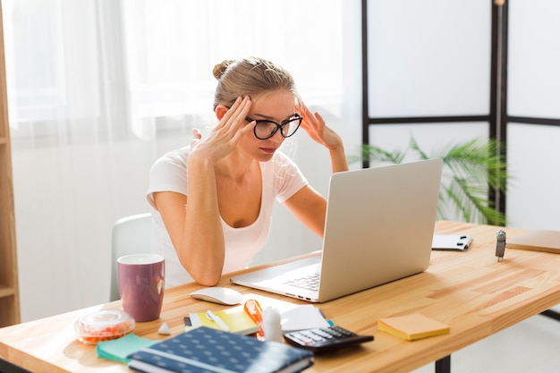 Vue latérale d'une femme frustrée travaillant à domicile