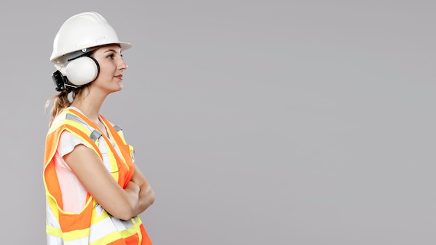 Vue latérale d'une femme ingénieur avec copie espace et casque