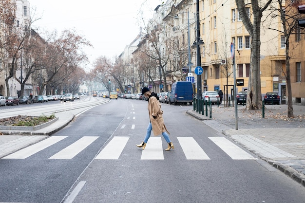 Photo vue latérale d'une femme marchant sur la route en ville