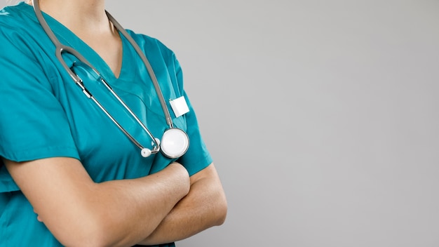 Photo vue latérale d'une femme médecin avec bras croisés