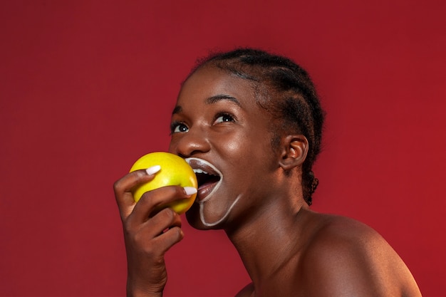 Vue latérale femme mordant la pomme