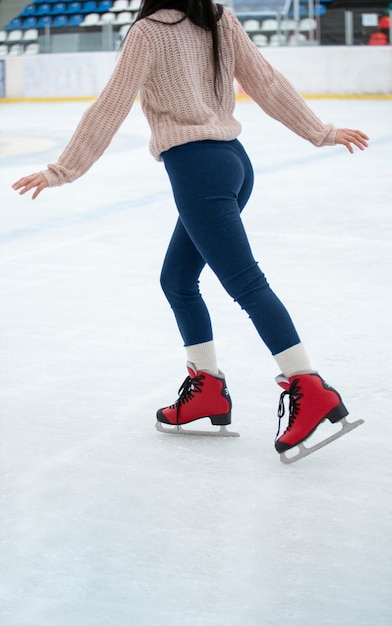 Photo vue latérale femme patinage sur glace