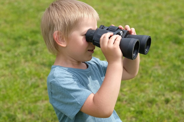 Photo vue latérale d'une femme photographiant avec un appareil photo