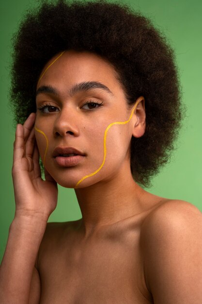 Photo vue latérale femme posant avec un fond vert