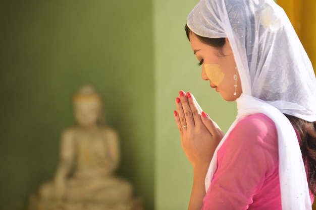 Photo vue latérale d'une femme priant au temple